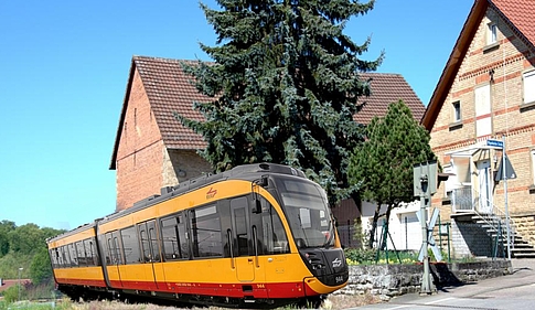 Fotomontage: Die Stadtbahn bei der Einfahrt nach Obergimpern 
