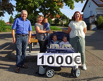 Von Links: Luisa Horsinka und Sonja Hirschmann von der Großtagespflege, sowie ÖDP-Stadtrat Klaus Ries-Müller mit dem gespendeten Kinderwagen. 