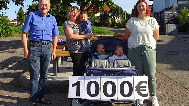Von Links: Luisa Horsinka und Sonja Hirschmann von der Großtagespflege, sowie ÖDP-Stadtrat Klaus Ries-Müller mit dem gespendeten Kinderwagen. 