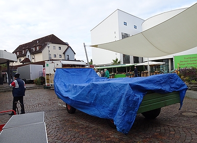 Wegen eines Regenschauers mussten die Bücher kurzfristig abgedeckt werden. 