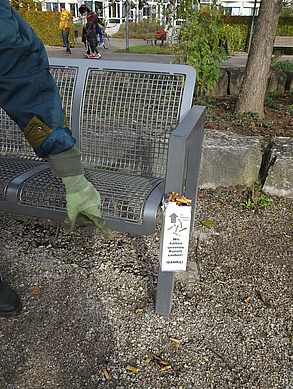 Völlig überfüllter Tetrapack-Aschenbecher  im Kurpark