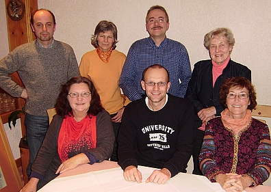 Bild: von links hinten nach rechts vorne: Martin Lang, ÖDP-Stadträtin Agnes Ries-Müller, ÖDP-Stadtrat Klaus Ries-Müller, Anneliese Rothfuß, Martha Straub, Vorsitzender Jochen Hirschmann, Christine Schlieter