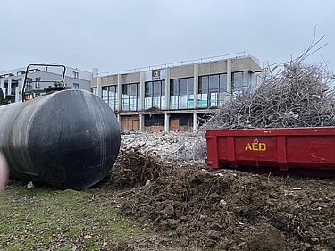 Die Abrissarbeiten sind bereits im vollen Gang