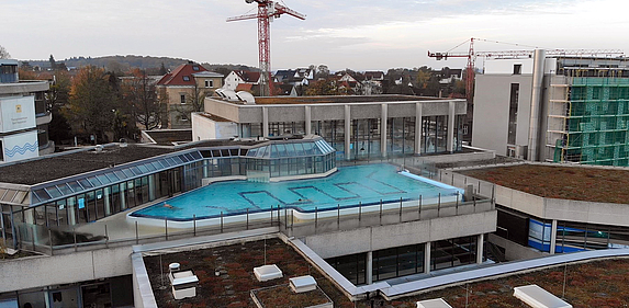 Das Solebad mit dem inzwischen stillgelegten Außenbecken (2018, rechts die Hotelbaustelle) 