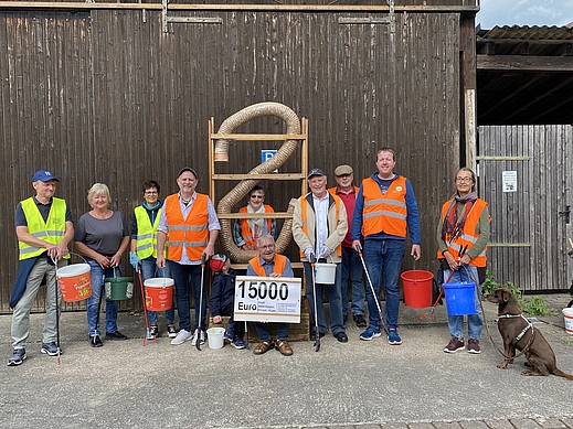 Im Schlauch der Kippenskulptur befindet sich das Ergebnis der Sammelaktionen von 2020 bis 2023: 39000 Kippen, was einem Zigarettenpreis von 15 000.- Euro entspricht 