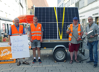 Von links: Uli Stein (Heilbronn) mit dem Wechselrichter, Axel Jänichen (Bad Rappenau) mit dem Anschlussstecker, weiterhin: Julian Ostfalk (Heilbronn), Klaus Ries-Müller (Bad Rappenau) Dahinter: 2 Module mit jeweils maximal 400 Watt.