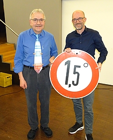 ÖDP-Kreisräte von rechts: Felix Gaida (Lauffen) und Klaus Ries-Müller (Bad Rappenau) mit einer dunkelrot verlängerten Klimastreifen-Krawatte