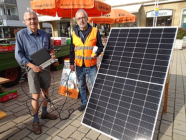 Von links: Klaus Ries-Müller (aus Bad Rappenau) mit dem Wechselrichter und Uli Stein (aus Heilbronn) mit dem Anschlussstecker, rechts: Module mit maximal 400 Watt.