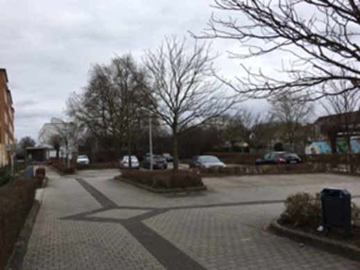 Parkplatz an der Frauenstrasse Bsp.: Dienstag, 6.2.24, 14:07 Uhr: Bücherei offen  