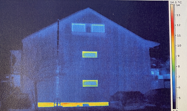 Thermographie Aufnahme mit großem Wärmeverlust im Sockel Thermographie Aufnahme mit großem Wärmeverlust im Sockel