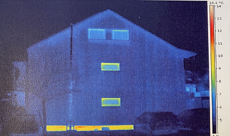 Thermographie Aufnahme mit großem Wärmeverlust im Sockel 