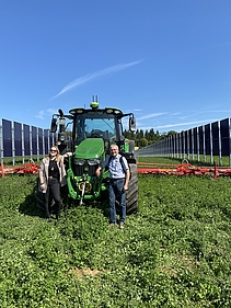 Von Links: ÖDP-Stadträtin Carina Menakker und ÖDP-Stadtrat Klaus Ries-Müller zwischen den PV-Modulreihen mit 13,6 Meter Abstand Von Links: ÖDP-Stadträtin Carina Menakker und ÖDP-Stadtrat Klaus Ries-Müller zwischen den PV-Modulreihen mit 13,6 Meter Abstand