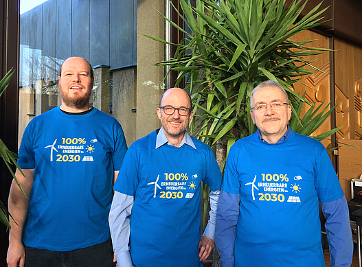 ÖDP-Kreisräte von links: Dr. Jürgen Zeller (Ilsfeld), Felix Gaida (Lauffen) und Klaus Ries-Müller (Bad Rappenau) mit einem „100% Erneuerbare Energien bis 2030“ - T-Shirt 