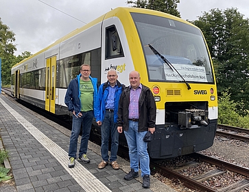 Von Links: Dietrich Koch, Klaus Ries-Müller und Jörg Haffelder im Hintergrund die modernen Dieseltriebwagen, die das erste Mal seit 16 Jahren wieder täglich verkehren. Von Links: Dietrich Koch, Klaus Ries-Müller und Jörg Haffelder im Hintergrund die modernen Dieseltriebwagen, die das erste Mal seit 16 Jahren wieder täglich verkehren.