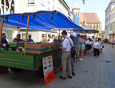 Die Bücher und Gebrauchtwaren wurden auf einem Traktoranhänger präsentiert 