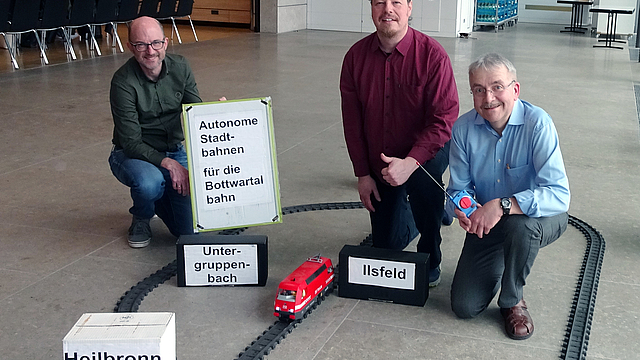ÖDP-Kreisräte von links: Felix Gaida (Lauffen), Dr. Jürgen Zeller (Ilsfeld) und Klaus Ries-Müller (Bad Rappenau) mit der neu aufgebauten „Bottwartalbahn“ 