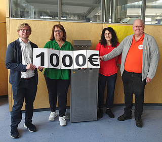Von links: Konrektor Florian Hoopmann, Jutta Ries-Müller und Ana Burk vom Förderverein, Axel Jänichen für den ÖDP- Ortsverband, dazwischen der Wasserspender.