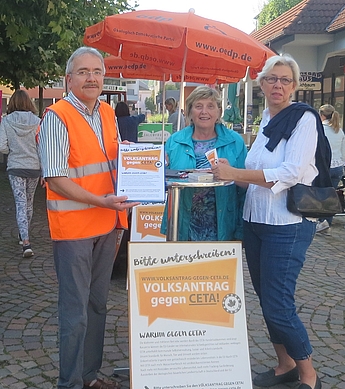 ÖDP-Stadtrat Klaus Ries-Müller beim Unterschriftensammeln