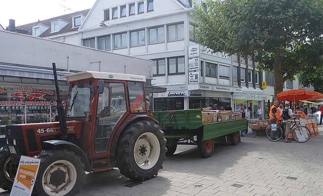 Die Bücher wurden auf einem Traktoranhänger dargeboten