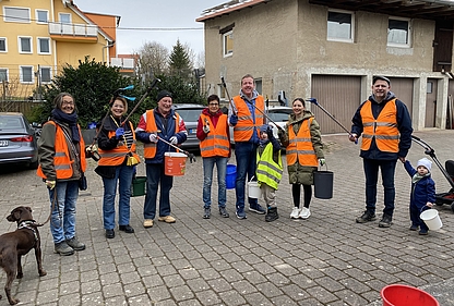 Einige Müllsammler unterstützten die städtischen Putzaktion, hier beim Start in der Heinsheimer Straße. 