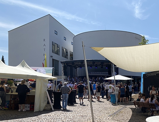 Kein Sonnenschutz vor der Bühne beim Stadtfest