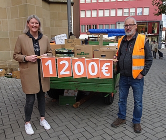 Sarah Semet, Fachbereichsleiterin der Alice-Salomon-Schule und Uli Stein vom ÖDP Kreisverband Heilbronn vor einem Traktoranhänger mit Büchern 