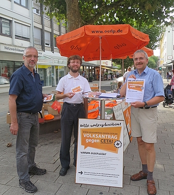 Uli Stein, Bernhard Keil und Klaus Ries-Müller vom ÖDP Kreisverband beim Unterschriftensammeln zum Volksantrag gegen CETA