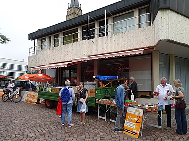 Der Traktoranhänger musste diesmal vor dem Weltladen aufgebaut werden, da ein Marktstand wegen des Sonnensegels mehr Platz benötigte. 